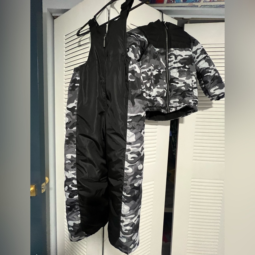 Kids black and grey camouflage ski suit jacket